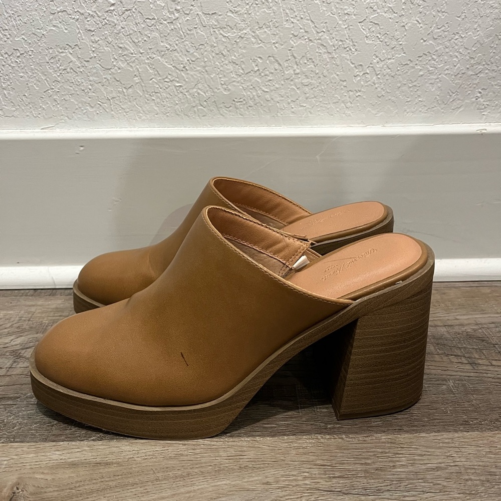Universal Thread Clogs - Picture 2 of 5